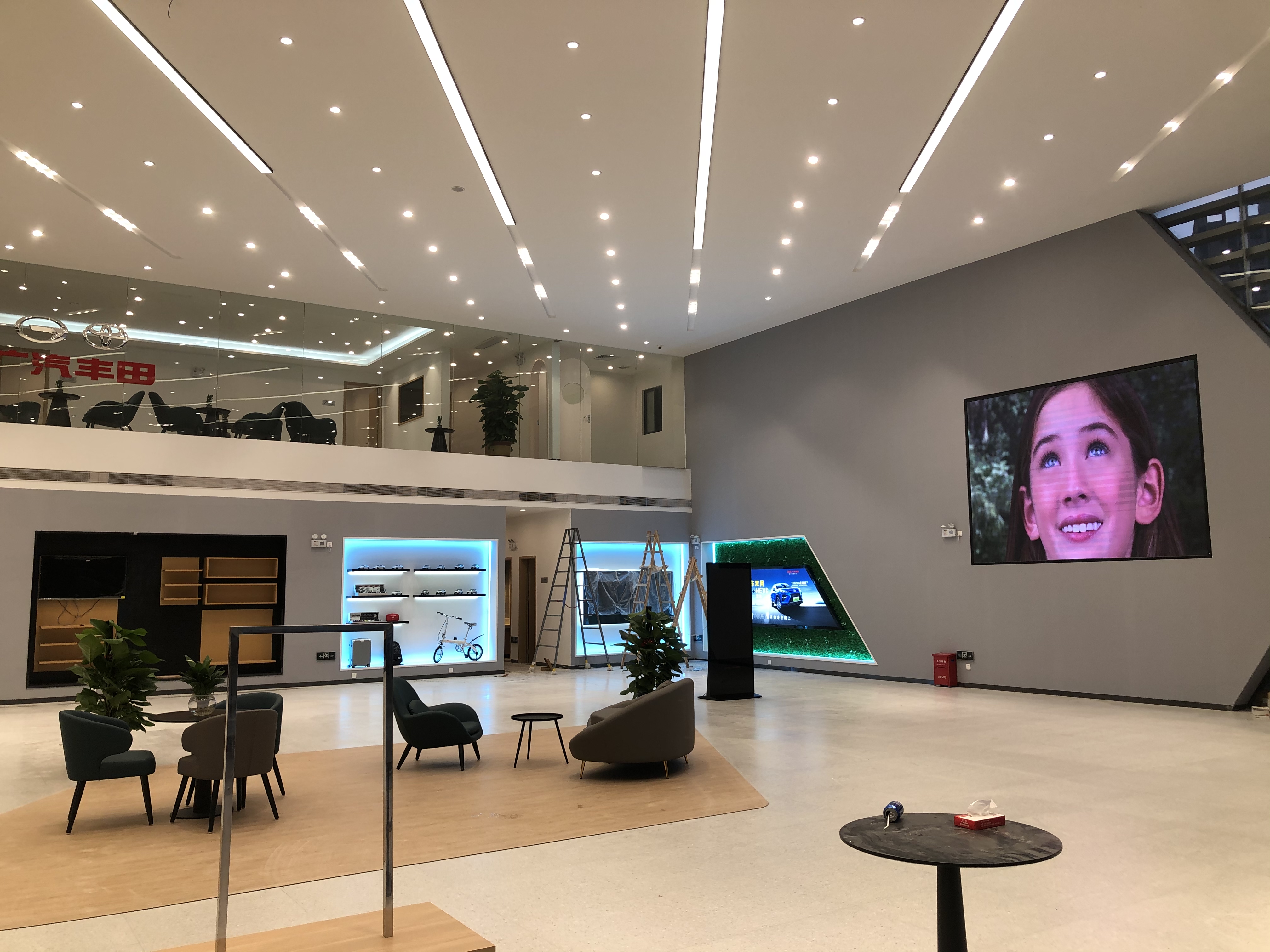 店員瘋狂發傳單，顧客卻頭也不抬？LED廣告機‘強制吸睛’的5個心機設計”