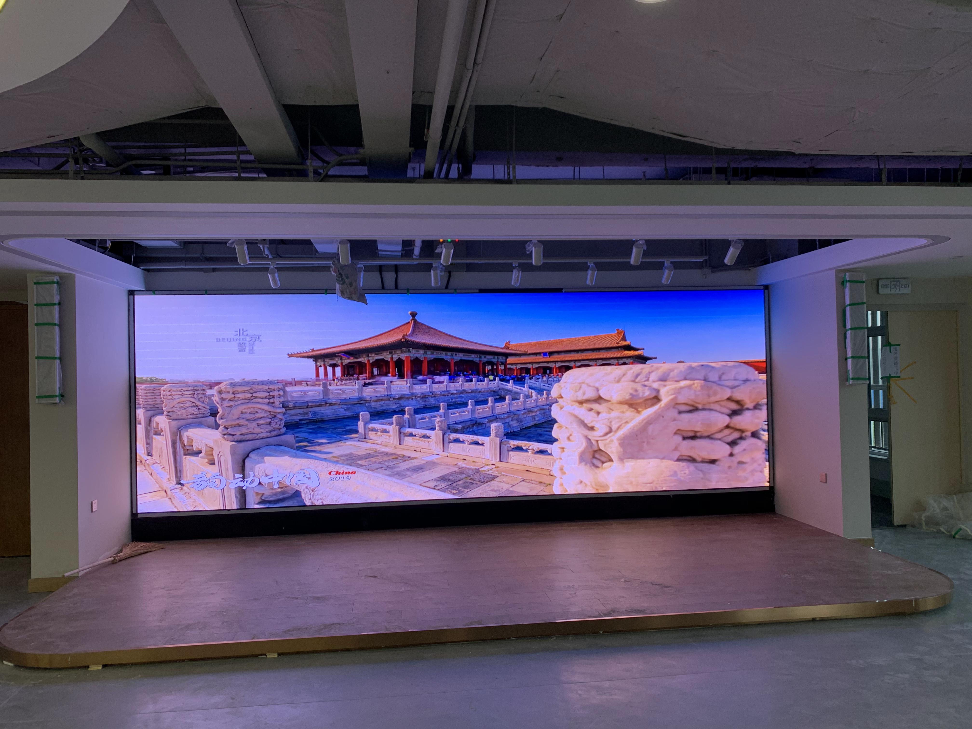 不同類型的LED芯片（如國產、進口）對顯示屏的壽命和穩定性有哪些影響？